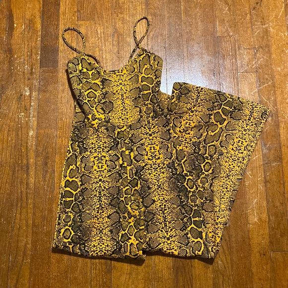 PrettyLittleThing Animal Print Gold Jumpsuit Without Belt - Picture 7 of 10